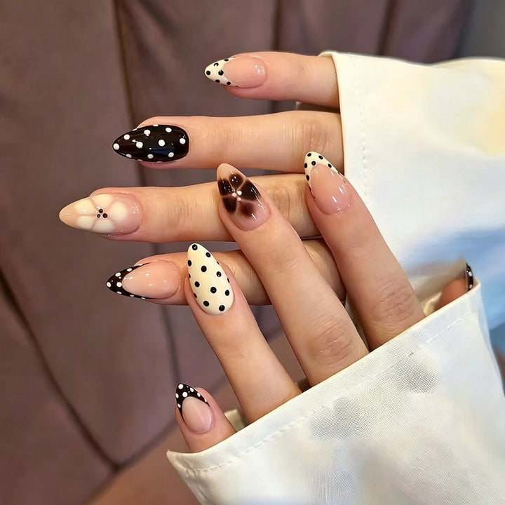 Elegante Spitz-Press-On-Nagelkunst mit Pünktchen- und Ombre-Designs Karnz