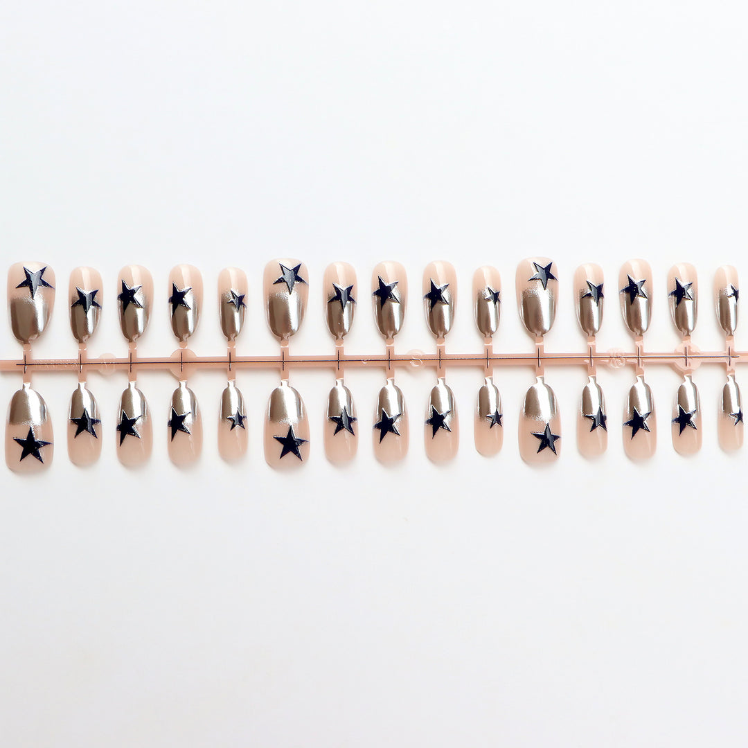 Stylische Press-On Nagelkunst Karnz