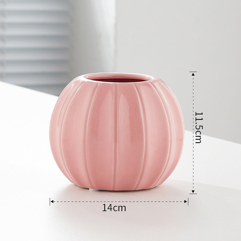 Dekorative Keramikvase mit modernem Rillenmotiv Karnz