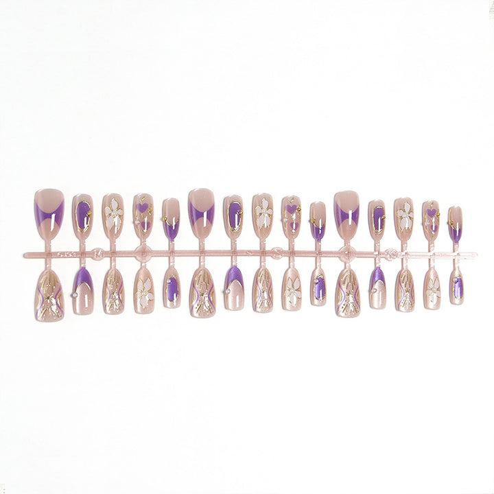 Kunstnagelset mit eleganten Blüten- und Glitzerdetails Karnz