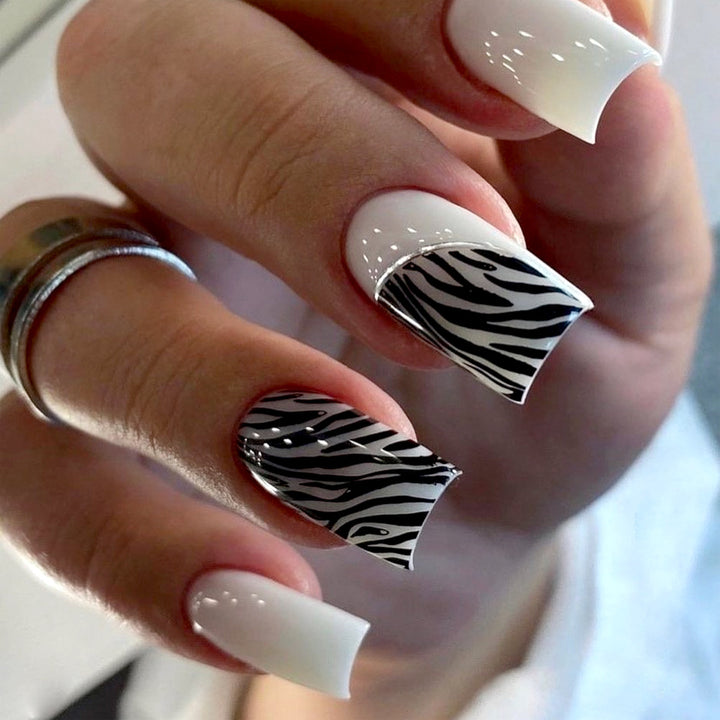 Kunstvolle Nagelverlängerungen mit stilvollem Zebra-Muster Karnz