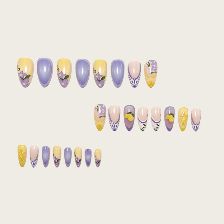 Kunstnagelset mit Floralen Designs Karnz
