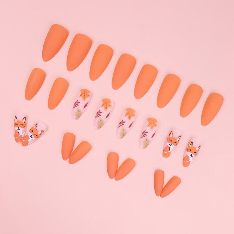 Künstlerisches Press-On-Nagelset mit floralem und Charakterdesign Karnz