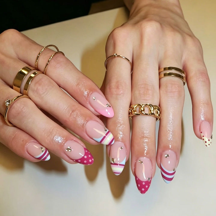 Kunstnagelset mit eleganten 3D-Details und kunstvollem Design Karnz