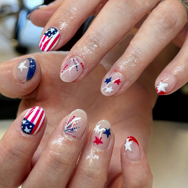 Kreative Nagelkunst mit patriotischen Motiven Karnz