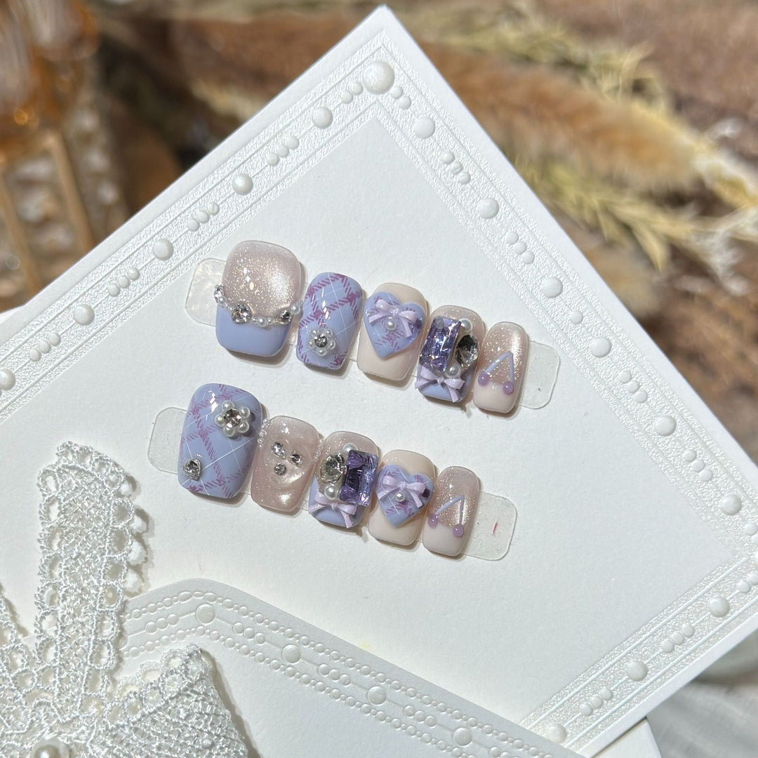 Dekorativer Luxus Druck-Nagelset mit elegantem Bogen und Edelsteinakzenten Karnz