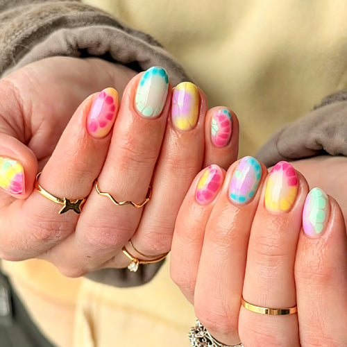 Künstlerische Aquarell-Nagelkunst Karnz