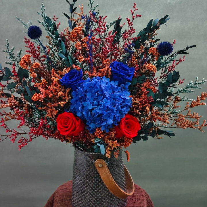 Lebhaftes Blumenarrangement als Mittelpunkt