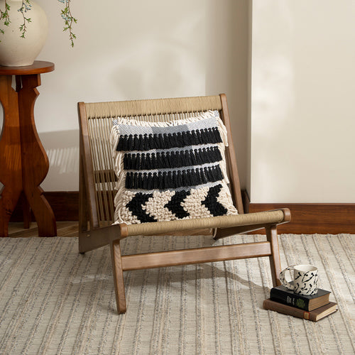Dekoratives Boho-Kissen mit Baumwoll-Tufting, Fransen und Quasten