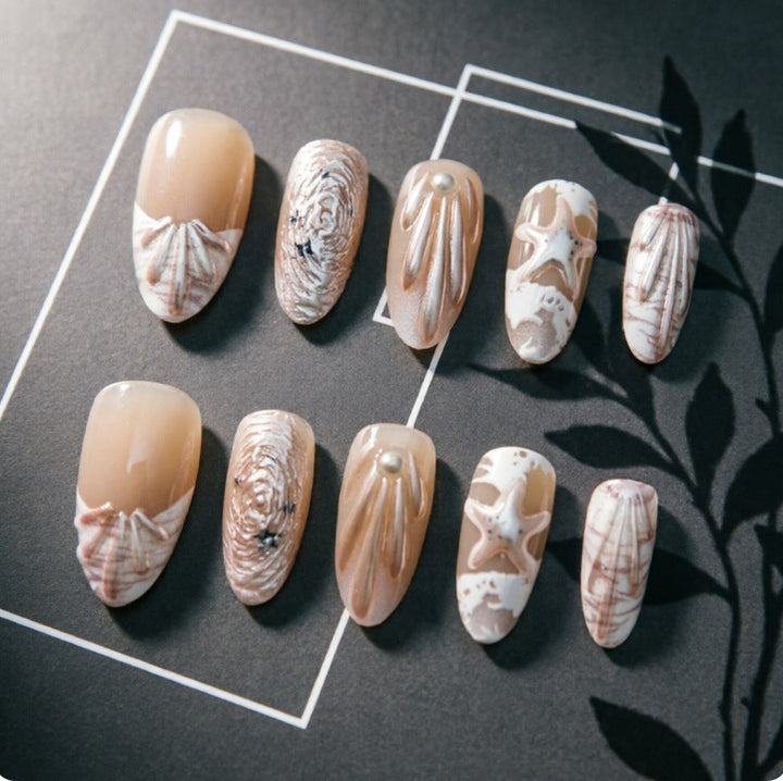 Elegante Nagelspitzen mit Maritimem Design Karnz