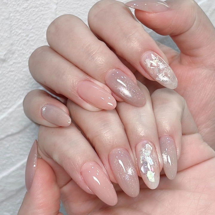 Elegante mandelförmige Nagelverlängerungen