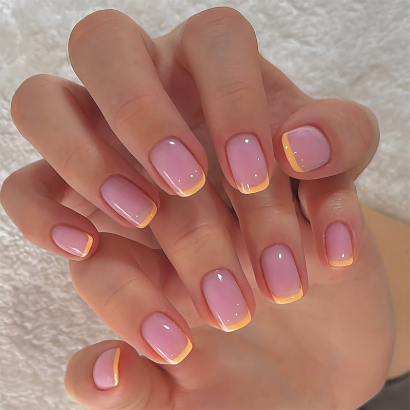 Kunstnagelset mit eleganten Spitzen Karnz