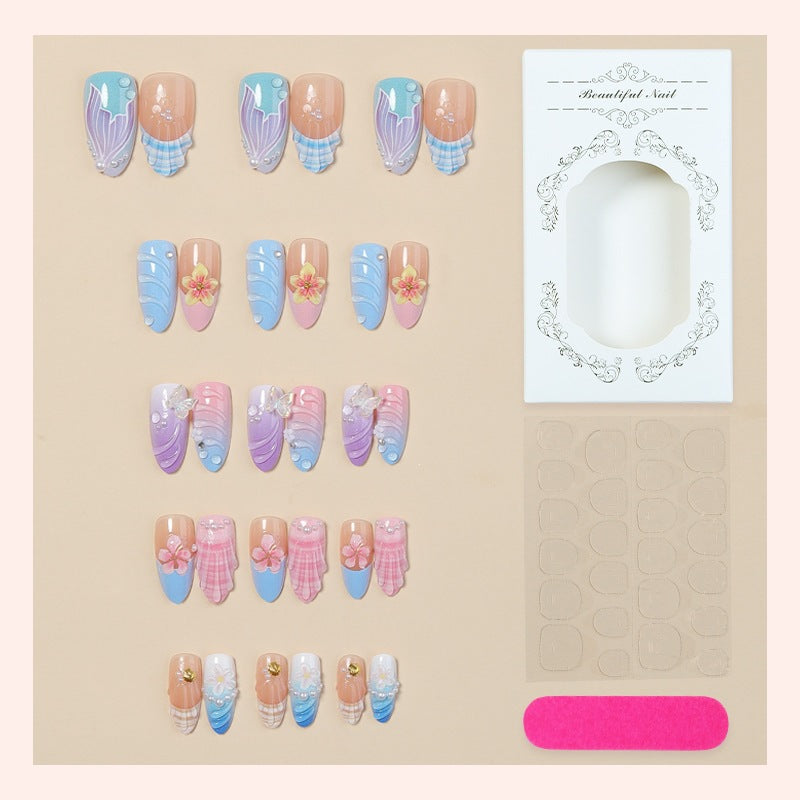 Kreatives Kunstnagelset mit floralen und farbenfrohen Akzenten Karnz