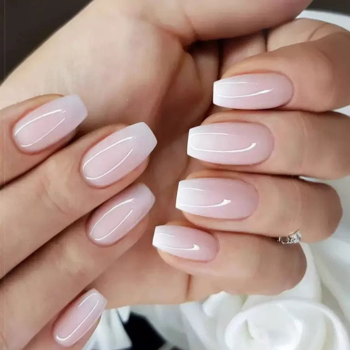 Kunstnagelset mit elegantem Ombre-Effekt Karnz