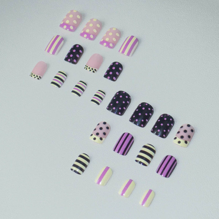 Künstlerisches Gestreiftes und Punktmuster Nagelkunst-Set