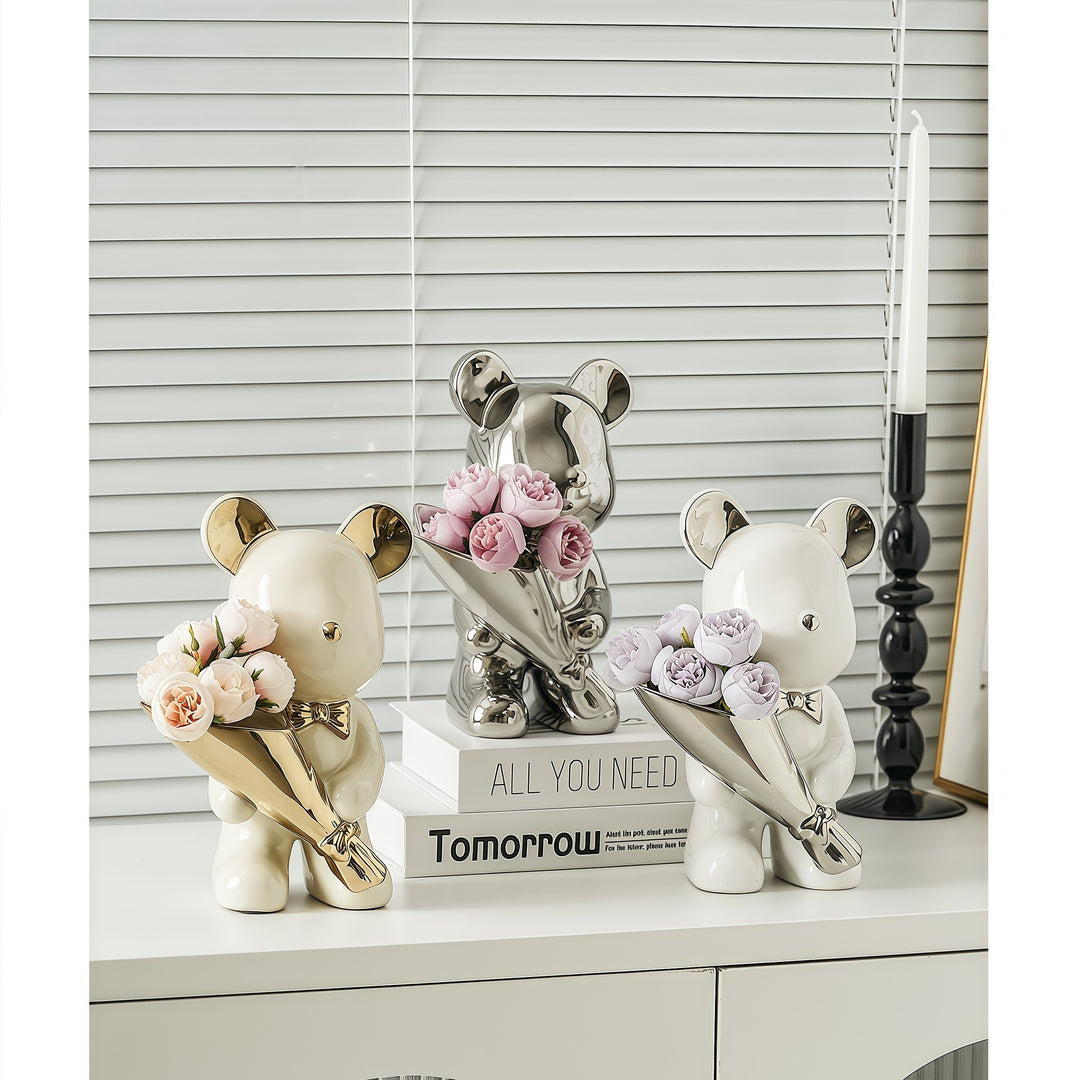 Dekorative Bärenfigur mit Blumenstrauß für Zuhause
