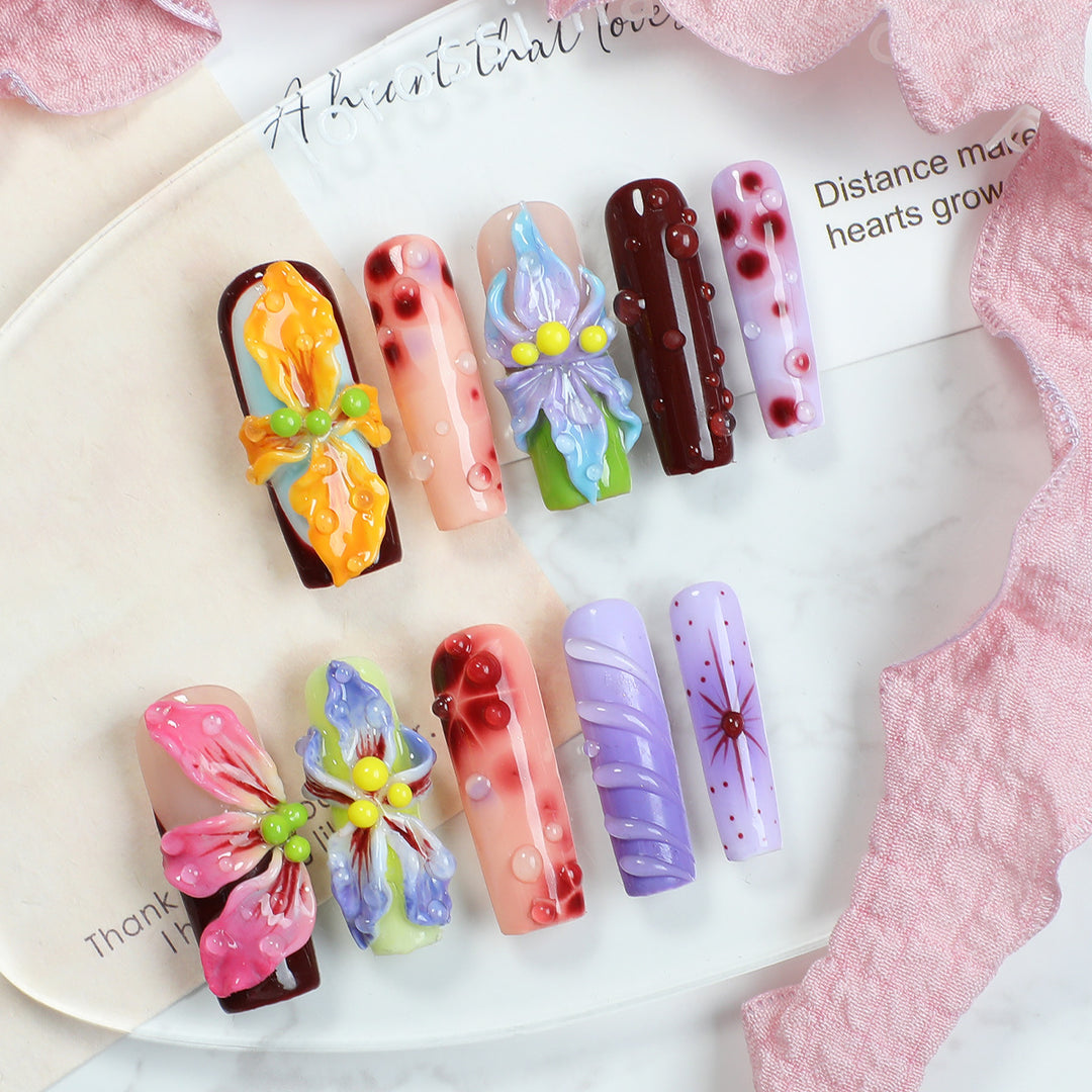 Kreatives Kunstnagelset mit elegantem Floral-Design und Glitzerakzenten Karnz