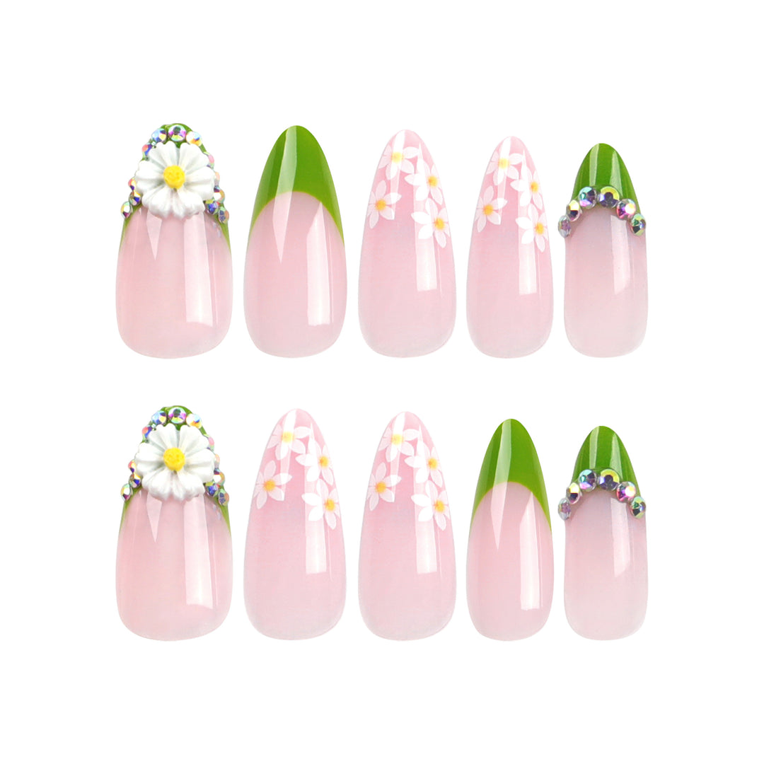 Kunstnägel mit floralen Akzenten und grünem French-Tip Karnz