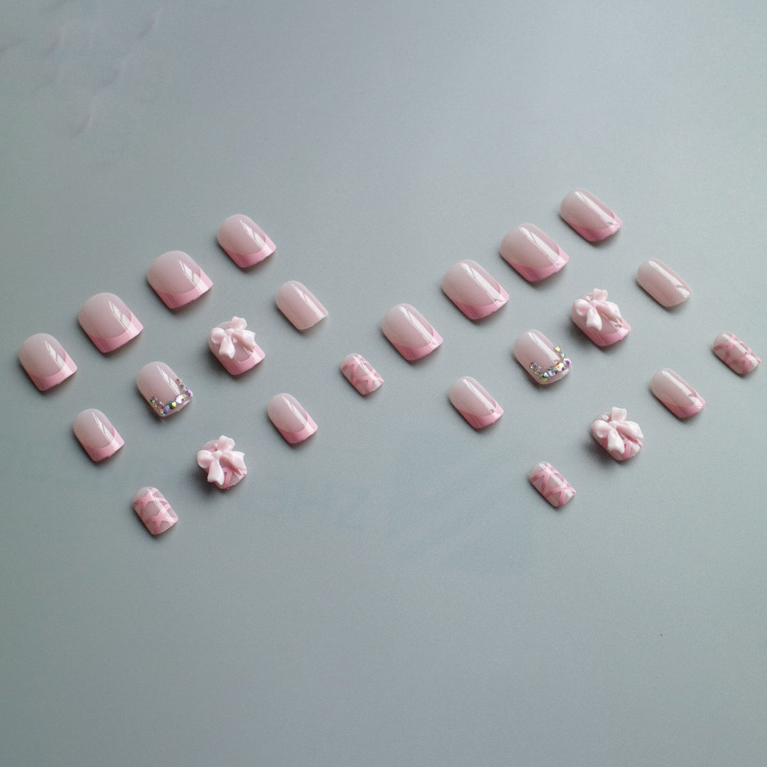 Dekorativer Nagelkunst-Set mit Schleifenakzenten