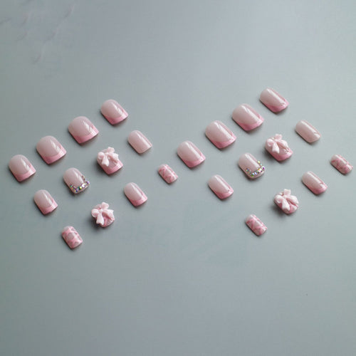 Dekorativer Nagelkunst-Set mit Schleifenakzenten