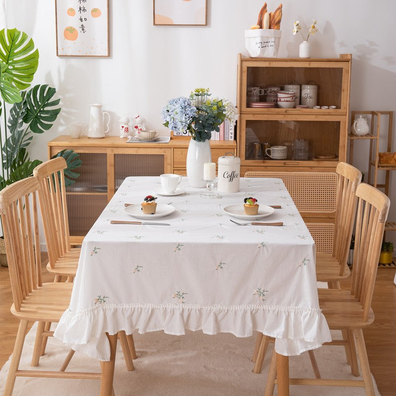 Elegante floral bestickte Tischdecke