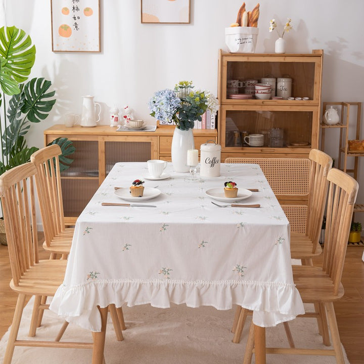 Elegante floral bestickte Tischdecke