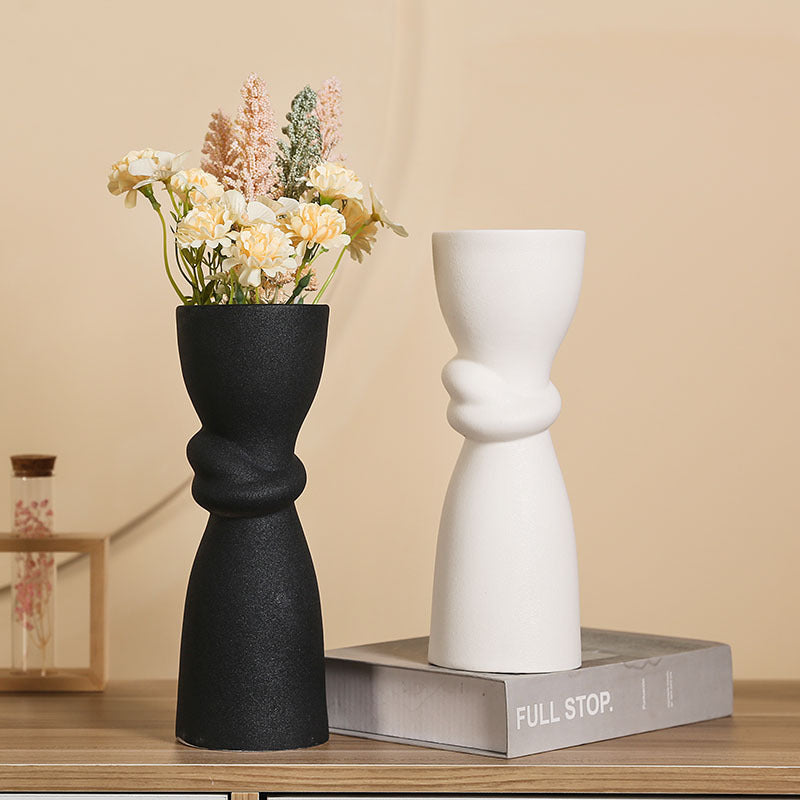 Elegante und zeitgenössische Keramikvase Karnz