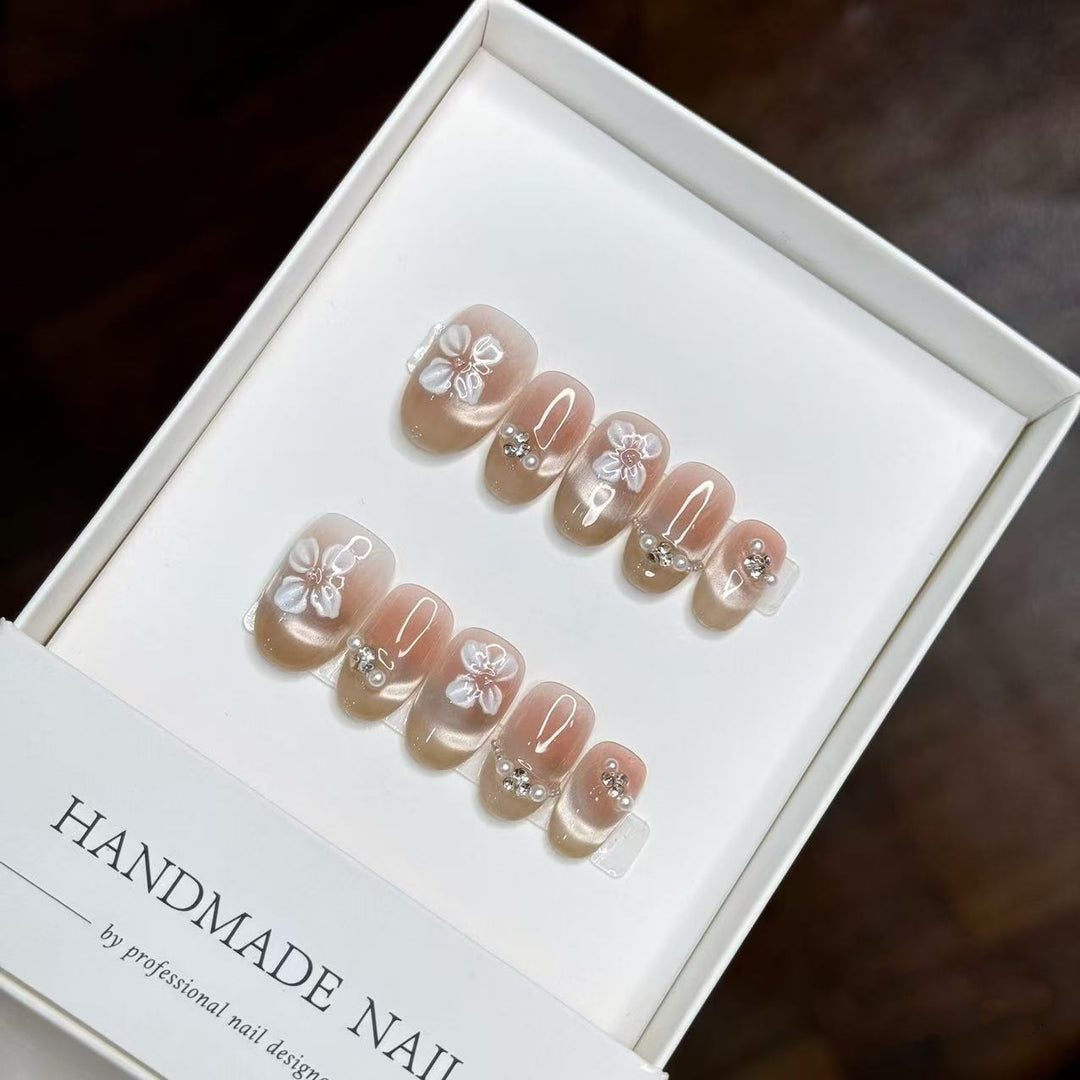 Elegantes handgefertigtes Blumen-Press-On-Nagelkunst-Set