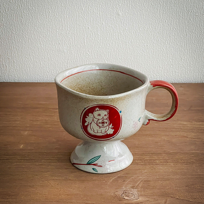 Keramik-Fußbecher mit Henkel und handbemalter Hasen-Illustration