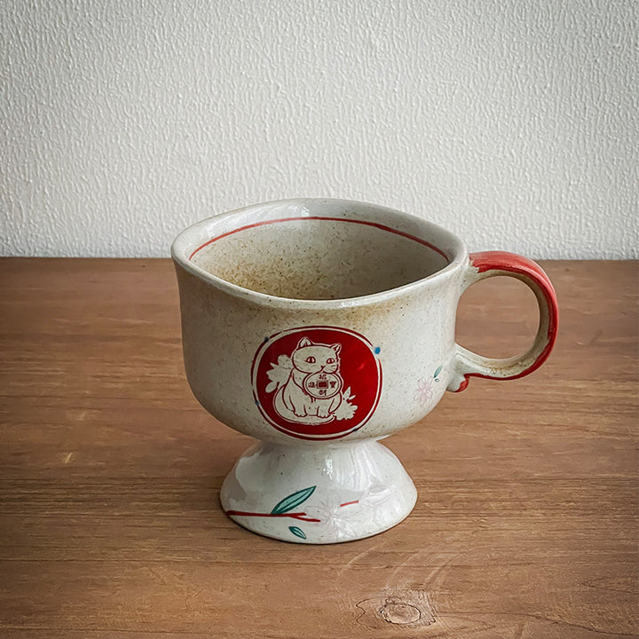 Keramik-Fußbecher mit Henkel und handbemalter Hasen-Illustration