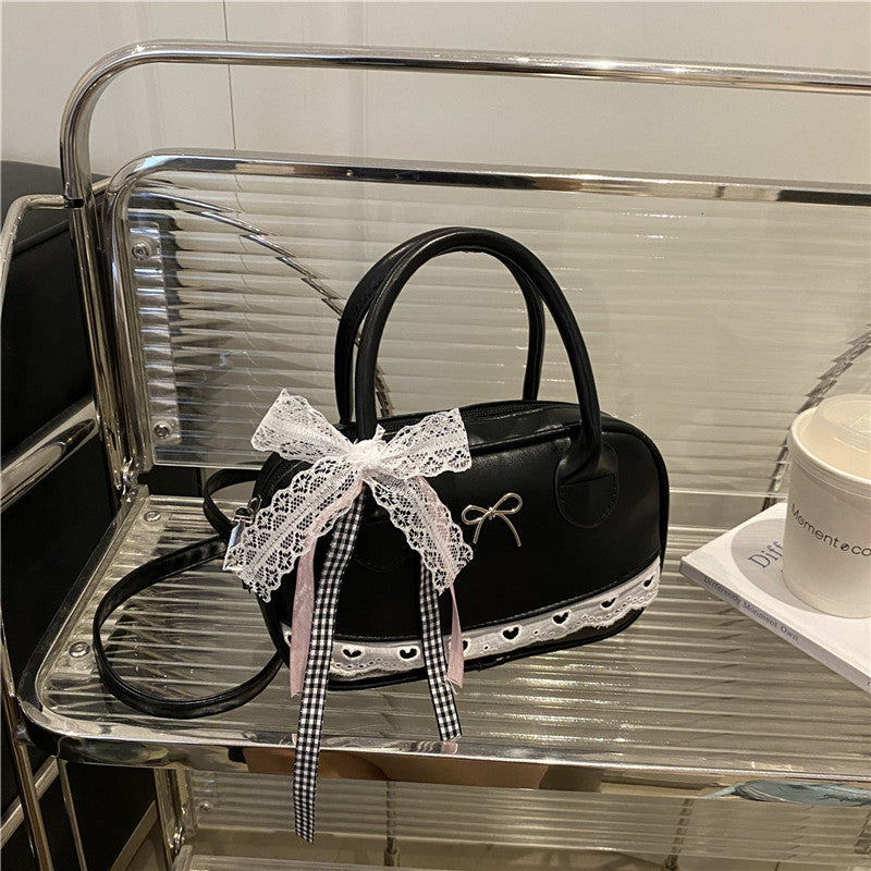 Elegante mit Spitzenbesatz verzierte Bogenhandtasche Karnz
