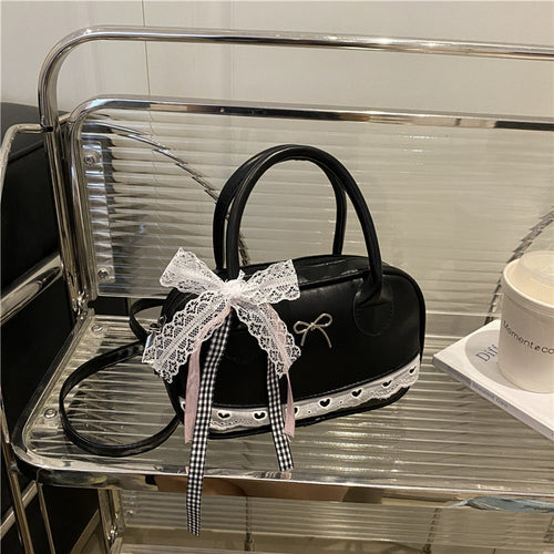 Elegante mit Spitzenbesatz verzierte Bogenhandtasche Karnz