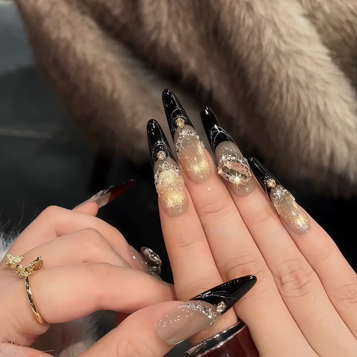 Glamouröse Kunstnägel mit Extravagantem Strass- und Glitzereinsetzen Karnz