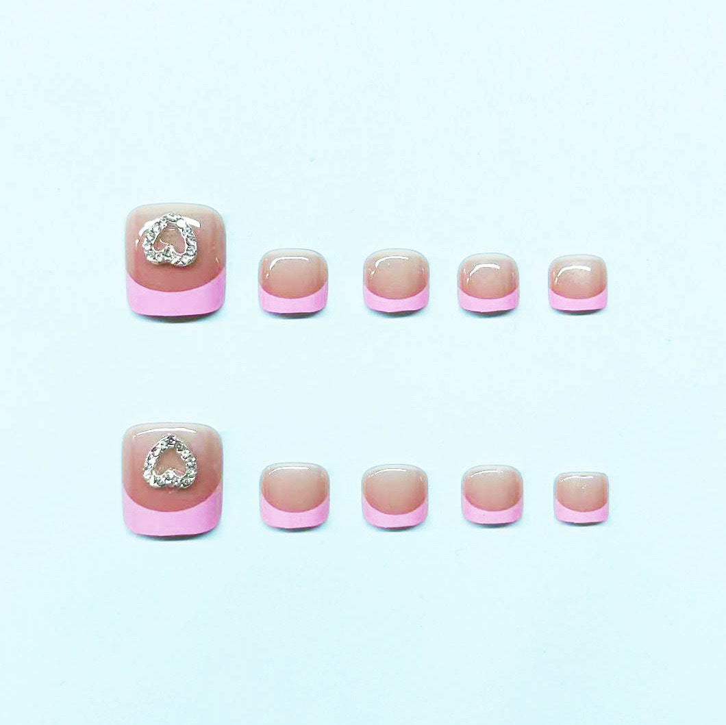 Fußnagelkunst-Set mit eleganten Herz-Akzenten Karnz