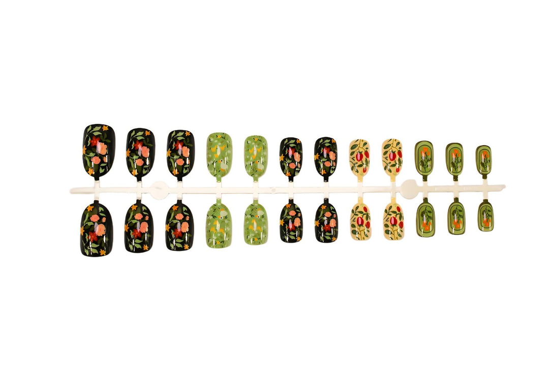 Kunstnagelset mit floralen Motiven und Glitzerakzenten Karnz