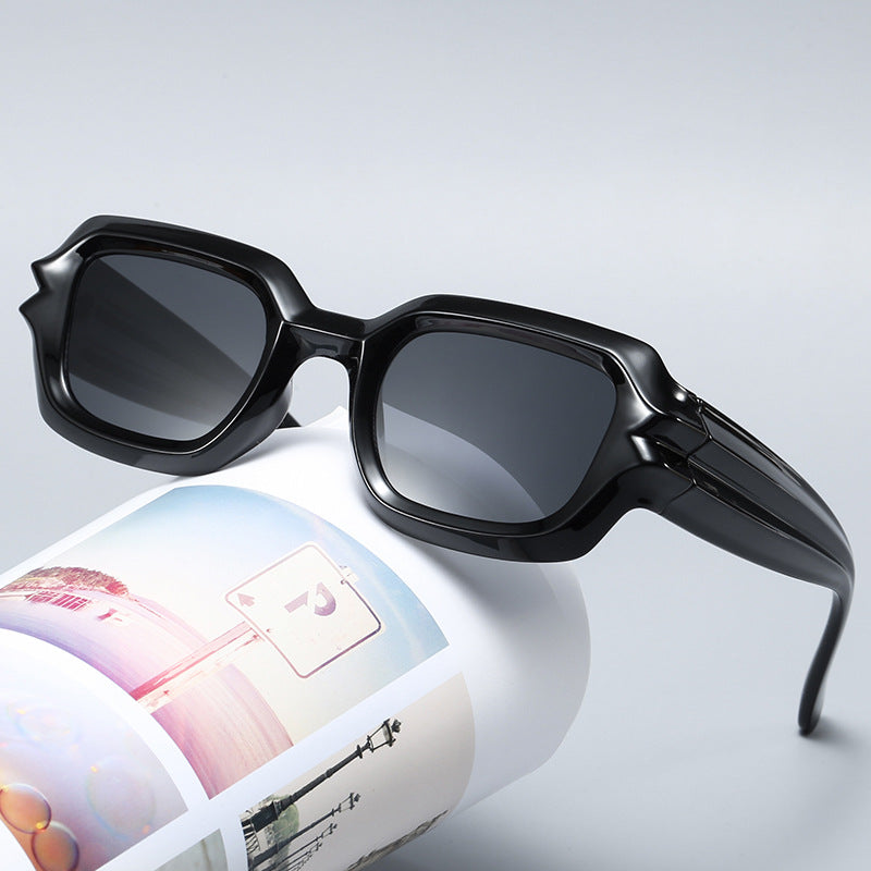 Damen Modische Sonnenbrille mit einzigartigem Rahmen und stylischen Details Karnz