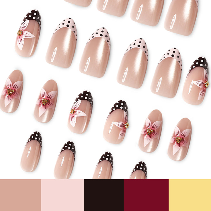 Kunstvolle Nagelverlängerungen mit Blüten- und Punktedesign Karnz