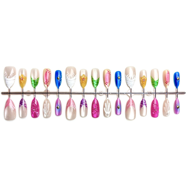 Künstlerisches Press-On Nagelset mit lebhaften Designs