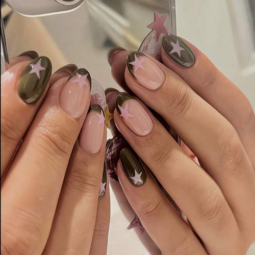 Kreative Nagelkunst mit Sternmotiven Karnz