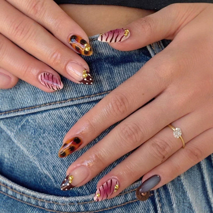 Künstlerisches Press-On-Nagelset mit einzigartigen Mustern und Verzierungen Karnz