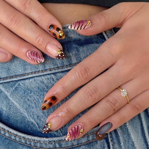 Künstlerisches Press-On-Nagelset mit einzigartigen Mustern und Verzierungen Karnz