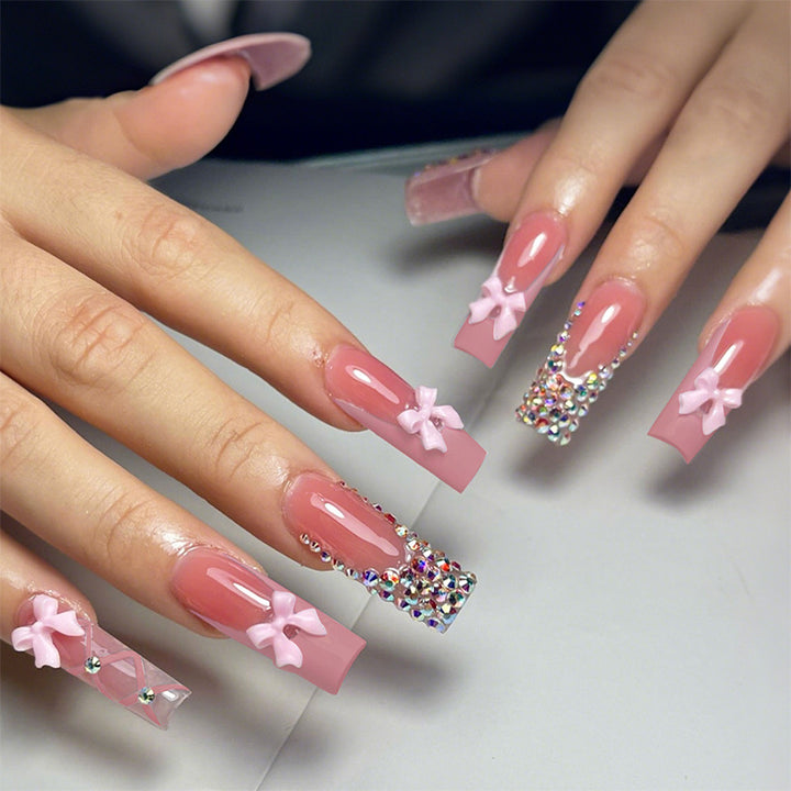 Dekoratives Nail Art Press-On Set mit Schleifen- und Schmuckakzenten Karnz