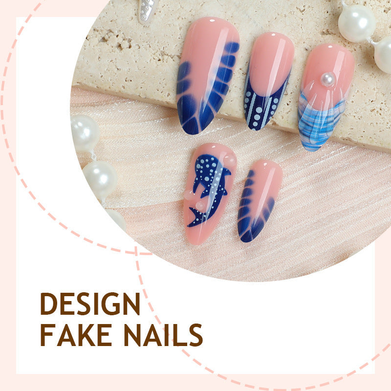 Kreatives Kunstnagelset mit maritimem Design und eleganten Akzenten Karnz