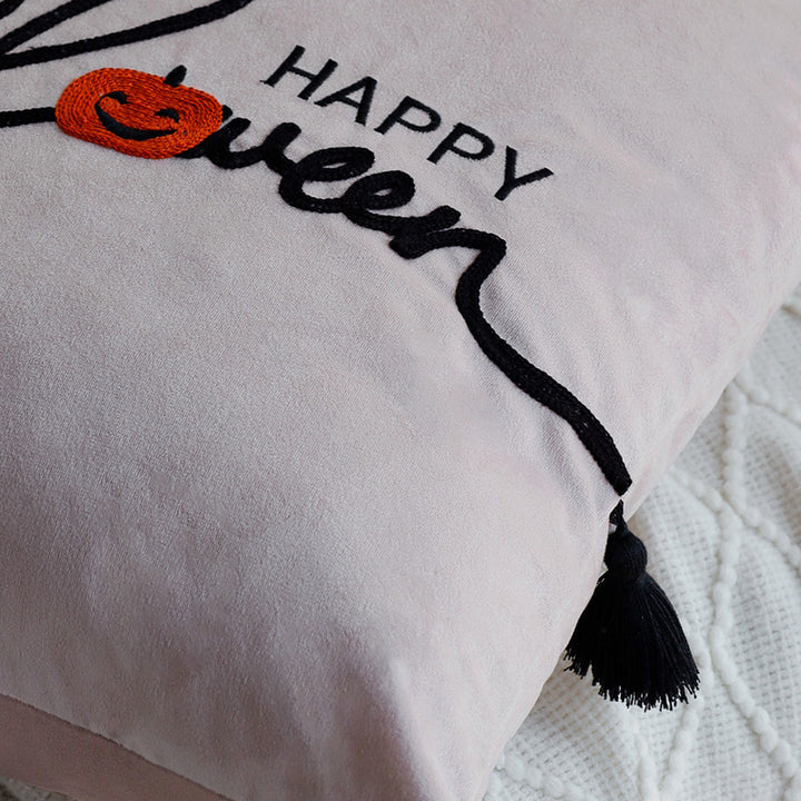 Quadratischer dekorativer Kissenbezug mit besticktem Happy‑Halloween‑Schriftzug, Kürbis‑Applikation und Quasten Karnz