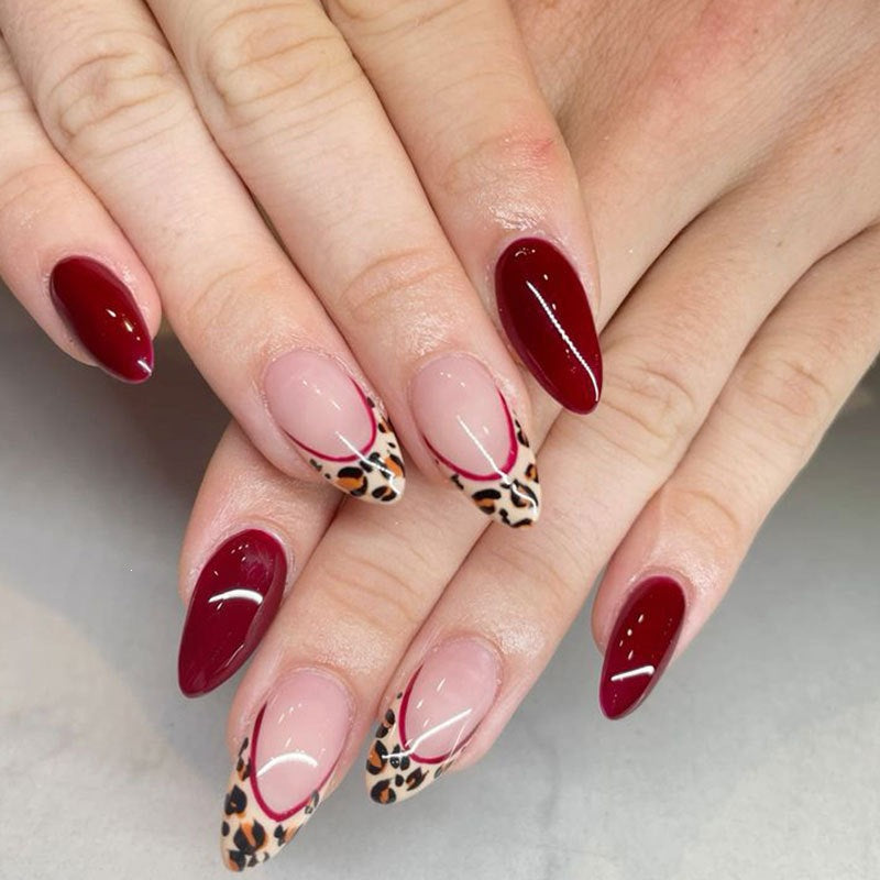 Elegantes dekoratives Press-On-Nagelset mit Tierdruckakzent