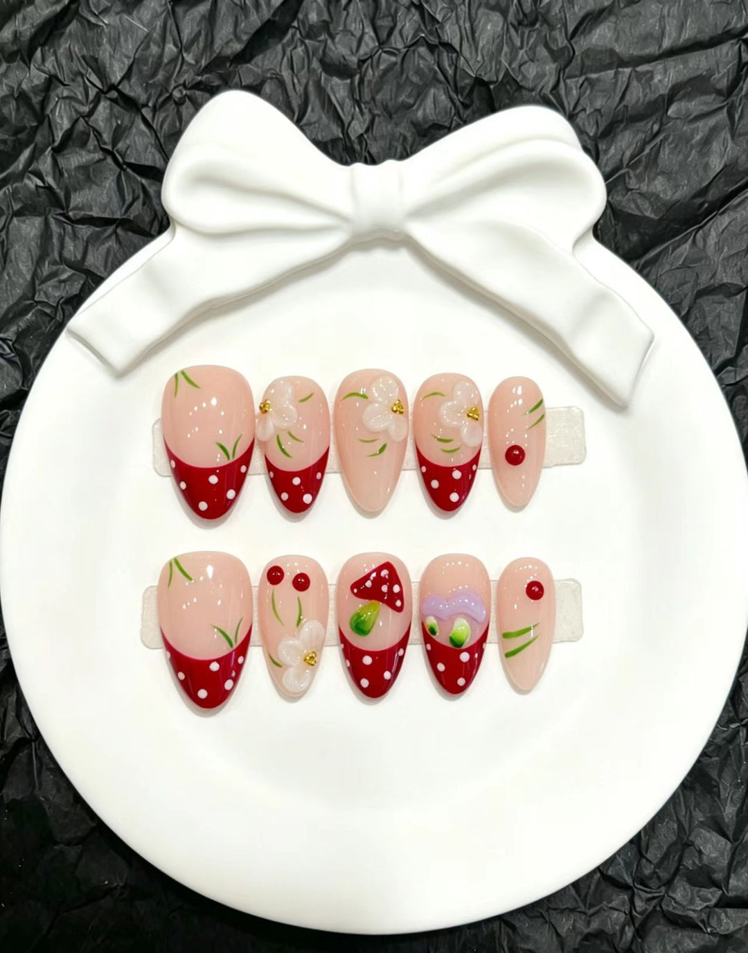 Dekoratives Press-On Nagelkunst-Set mit floralen und verspielten Designs