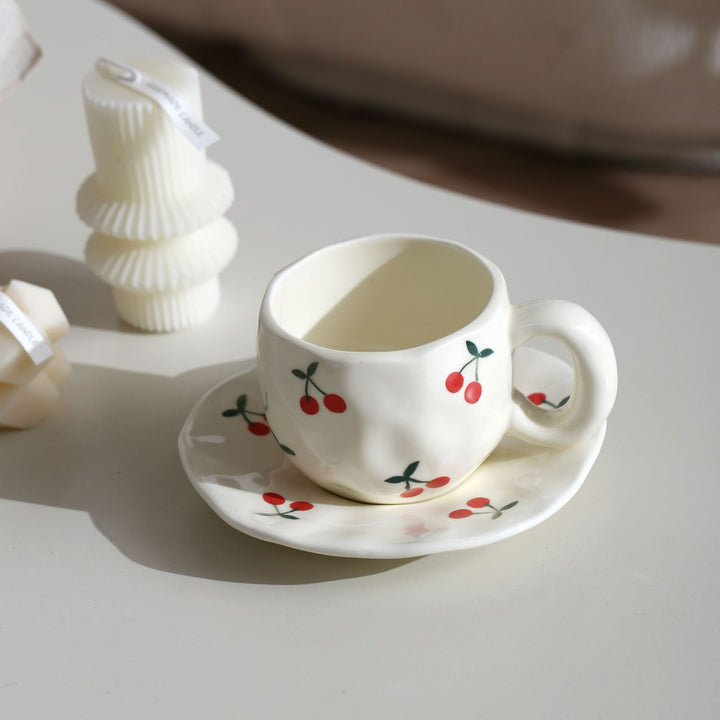 Keramik-Tasse mit handbemaltem Tulpenmuster und organischer Form