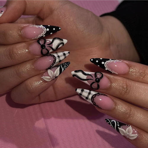 Kunstvolle Stiletto-Nägel mit floralen und geometrischen Akzenten Karnz