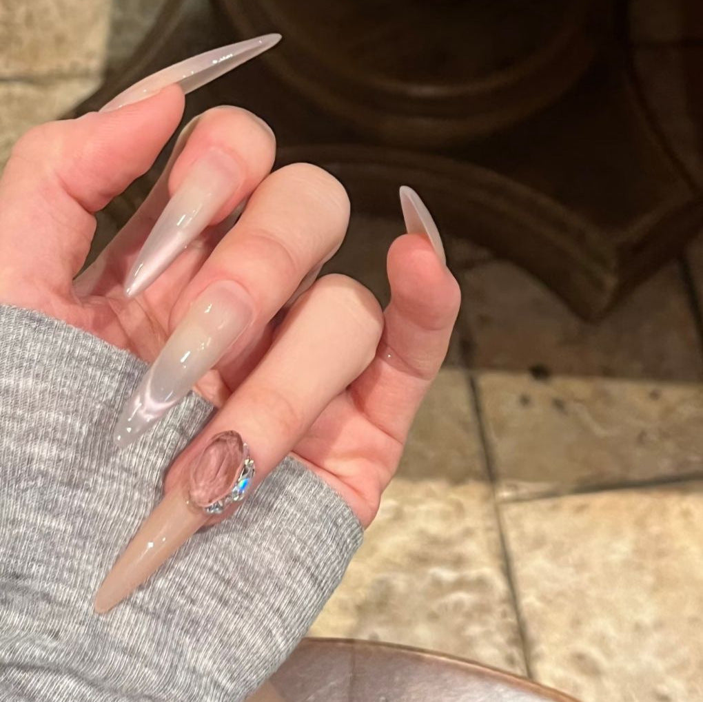 Glamouröse Stiletto-Nagelkunstverlängerungen mit dekorativen Akzenten