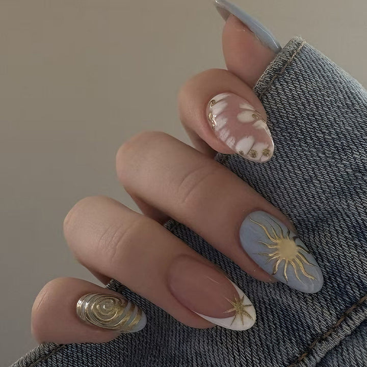 Kunstnagelset mit eleganten Goldakzenten und kreativem Design Karnz